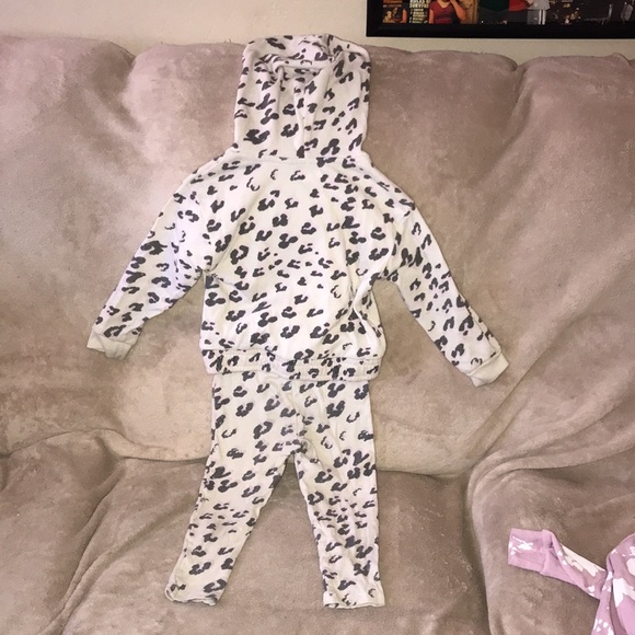 Grayson mini 3T hooded sweatshirt with matching thermal leggings 💕 - Picture 4 of 12